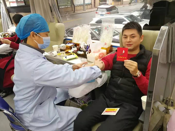 完美第十七届百城千店万人献血巡回活动在福州举行