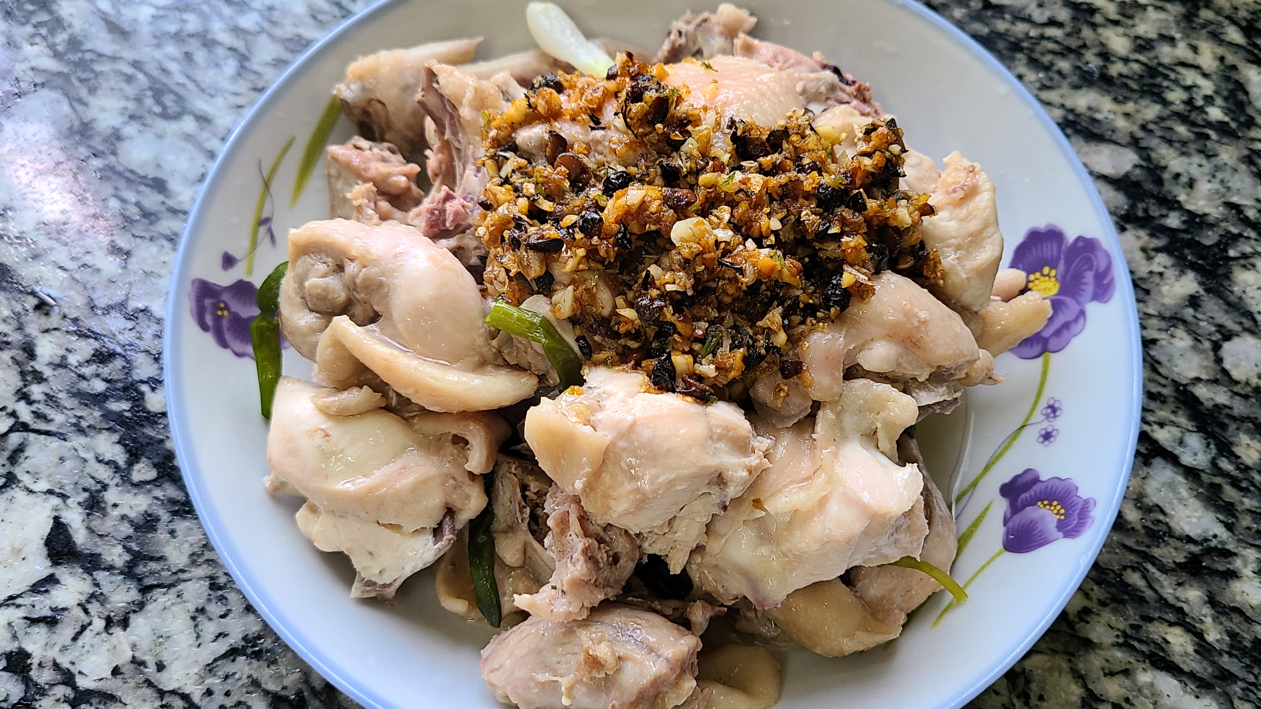 鸡肉这种做法很少见，做出来的鸡肉香味浓味道好，下酒下饭都很棒
