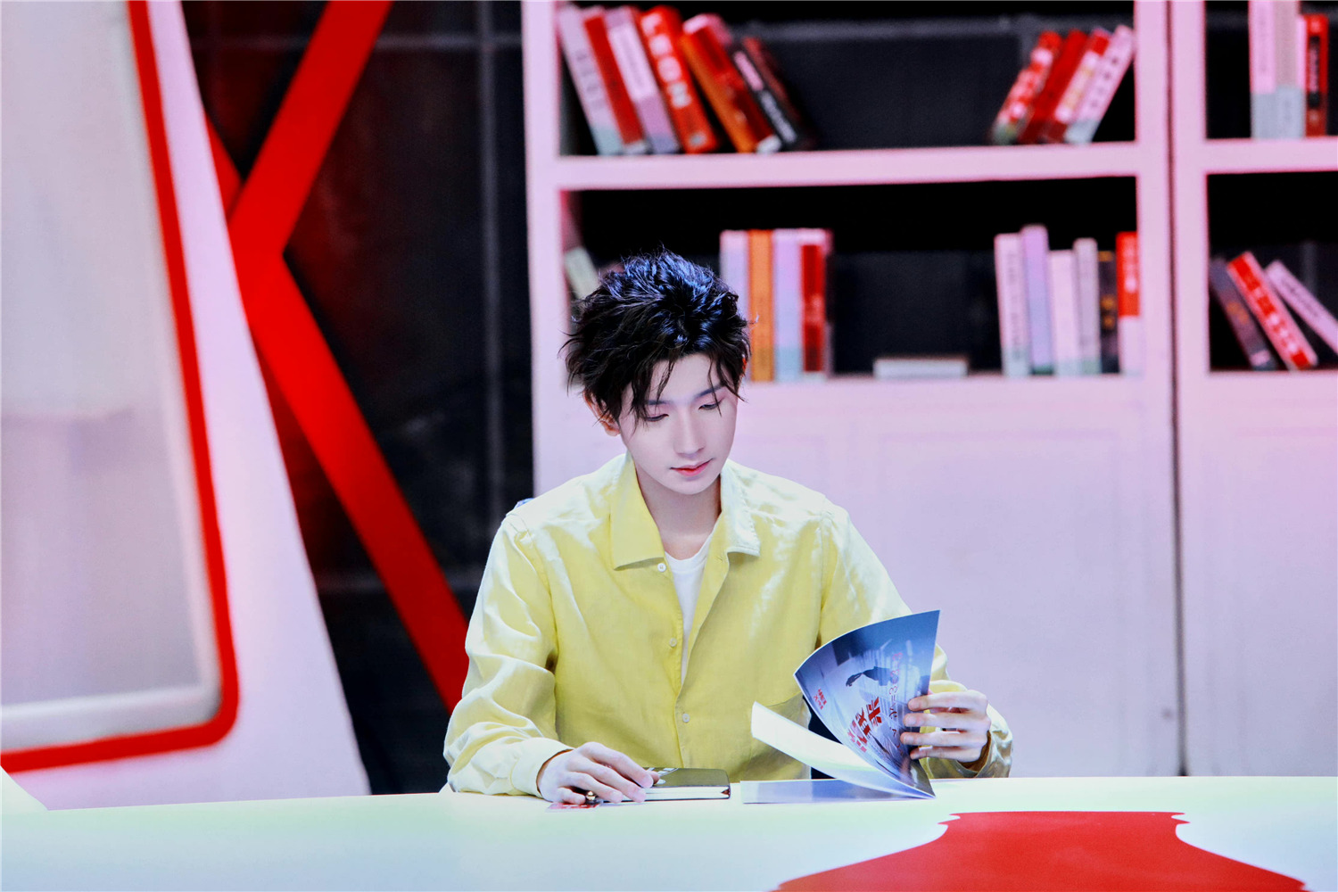 王源《奇异剧本鲨》：真诚大男孩从剧本三傻到高光推理的成长