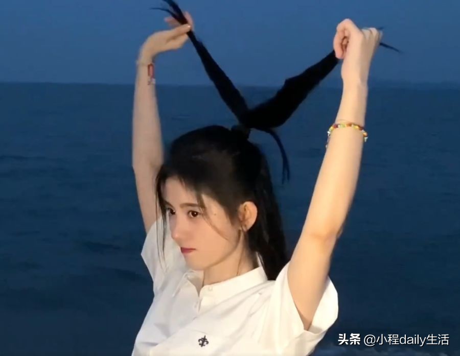 都说鞠婧祎肩窄穿衣需垫肩，特意穿无袖上衣，