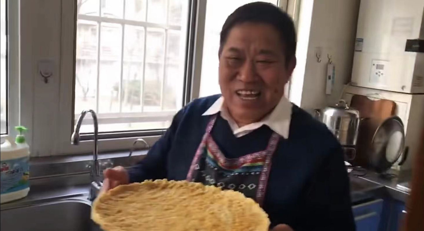 落魄邋遢？老艺术家住宅脏乱狭小，被质疑如今