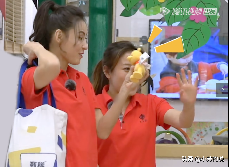 张柏芝去幼儿园看孩子，双膝跪地有耐心，妆容是对孩子最大的尊重
