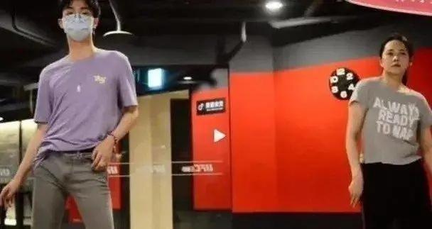 “异装癖”的伊能静儿子哈利，撕开了多少明星