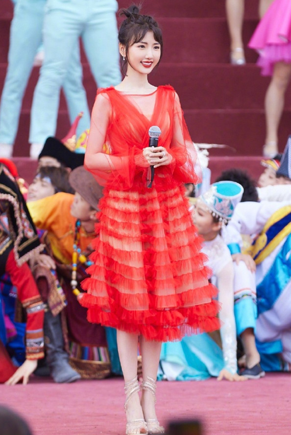 田亮一家同框，森碟穿红裙腰线往上提，看着比叶一茜腿还长一截