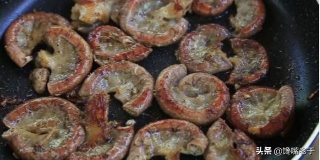 沒人要的豬腸“邊裙油”，白菜收高價賣，被誤解很深的美食