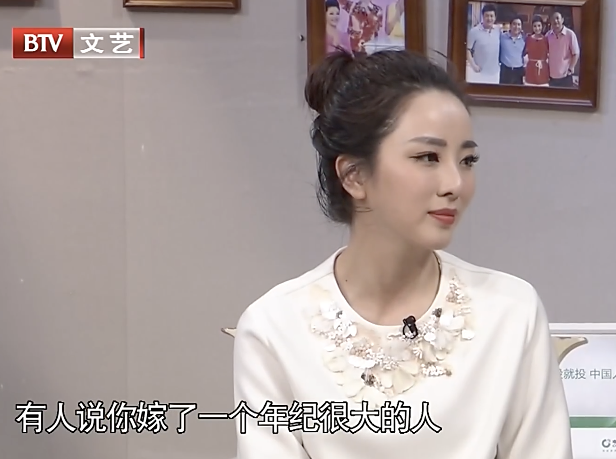 不当央视一姐，也没嫁给老头！李思思被80后老公和俩儿子宠上天