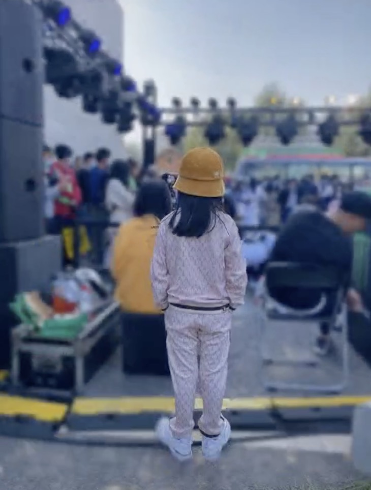 李小璐带女儿外出游玩，母女俩潮范儿十足，甜馨颜值越来越高