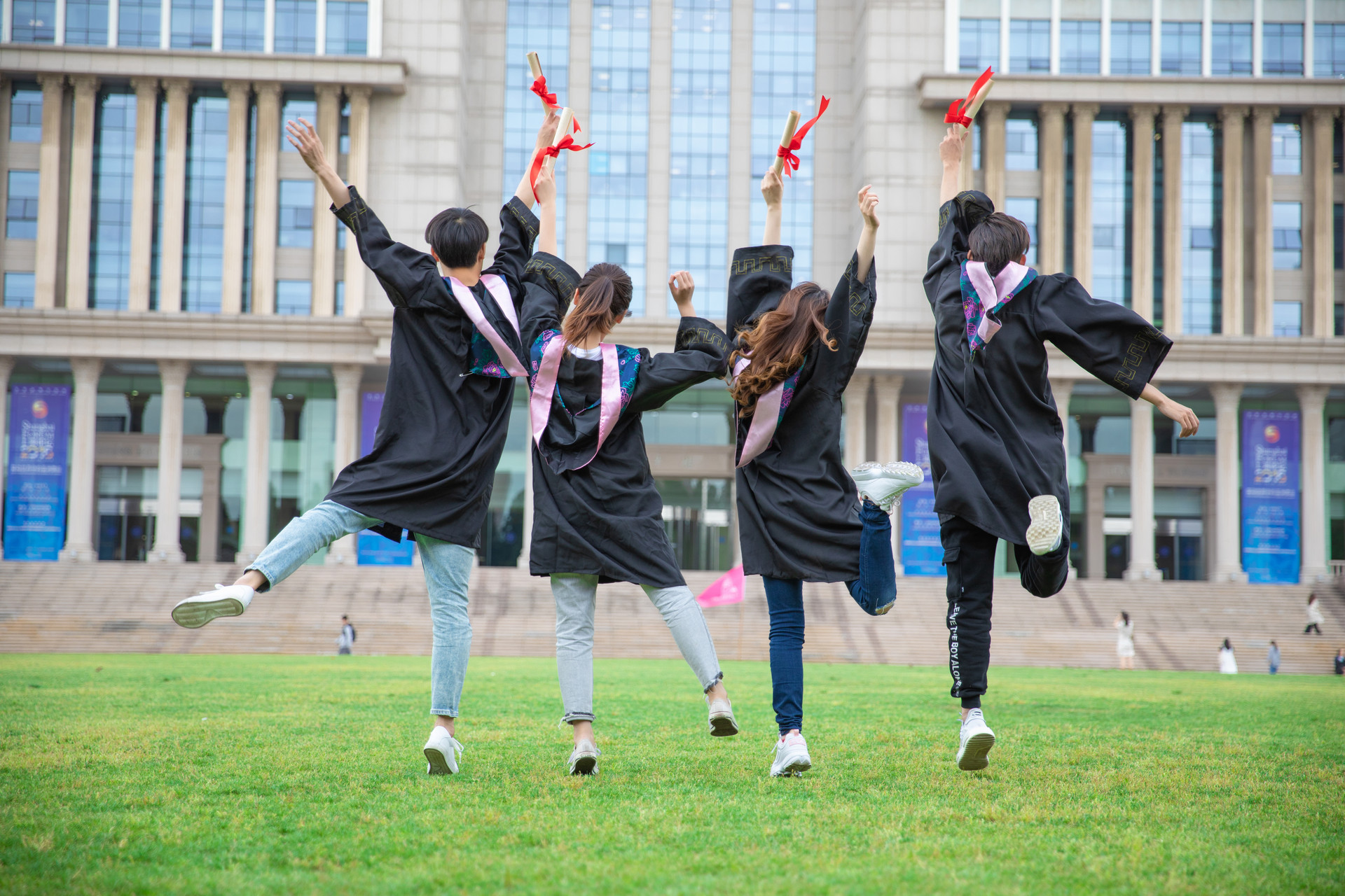 大学生也有预科班，低分就能考本科，满足这些条件就能报考