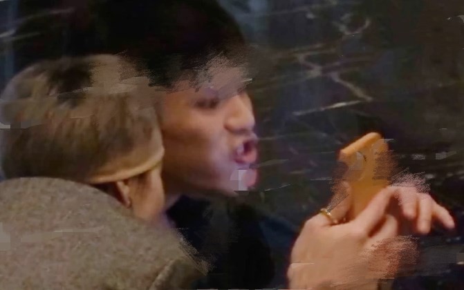 向佐晒全家福庆生，和女儿视频扮鬼脸卖萌，郭碧婷素颜抱娃状态好