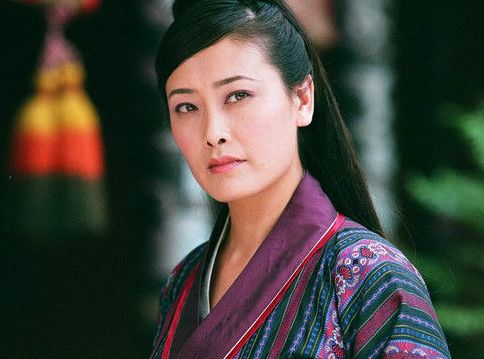 成名抛弃妻女，后小12岁前女友嫁给自己兄弟，而