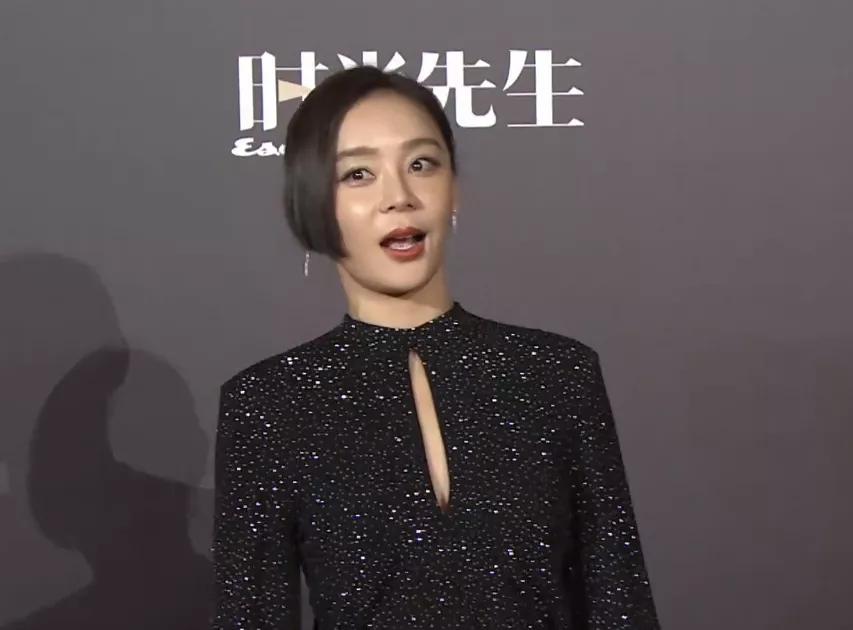 时尚先生盛典镜头：杨幂大特写皮肤松弛，张雨绮笑容脸僵现鱼尾纹