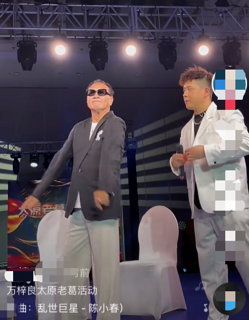 万梓良久违回港太激动！疑与海关人员起争执，两手都戴金表太吸睛