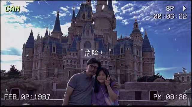 11岁王诗龄久违分享生活照，和爸爸打卡游乐园，自拍太像妈妈李湘