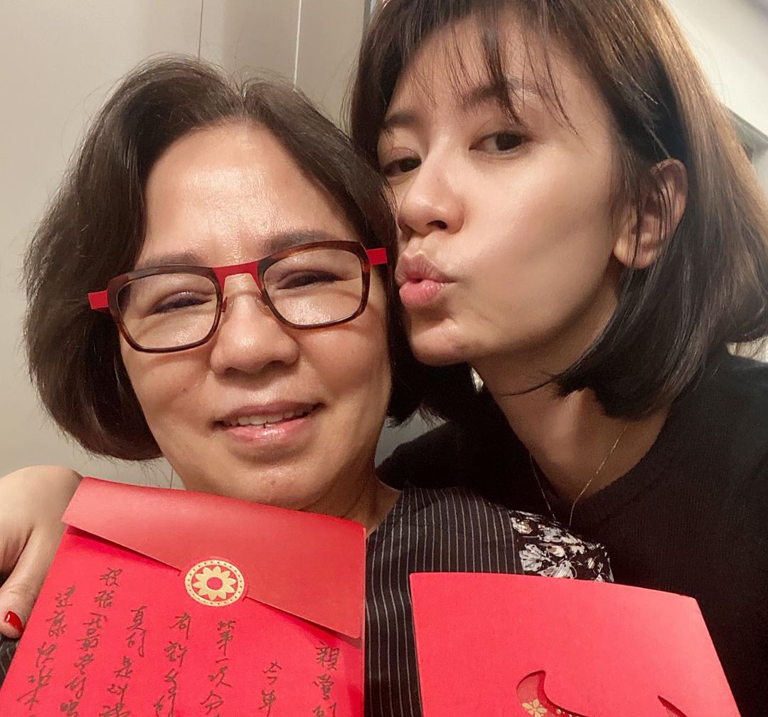 賈靜雯一家回娘家，梧桐妹C位咘咘太像外婆，弟弟一家五口罕露面