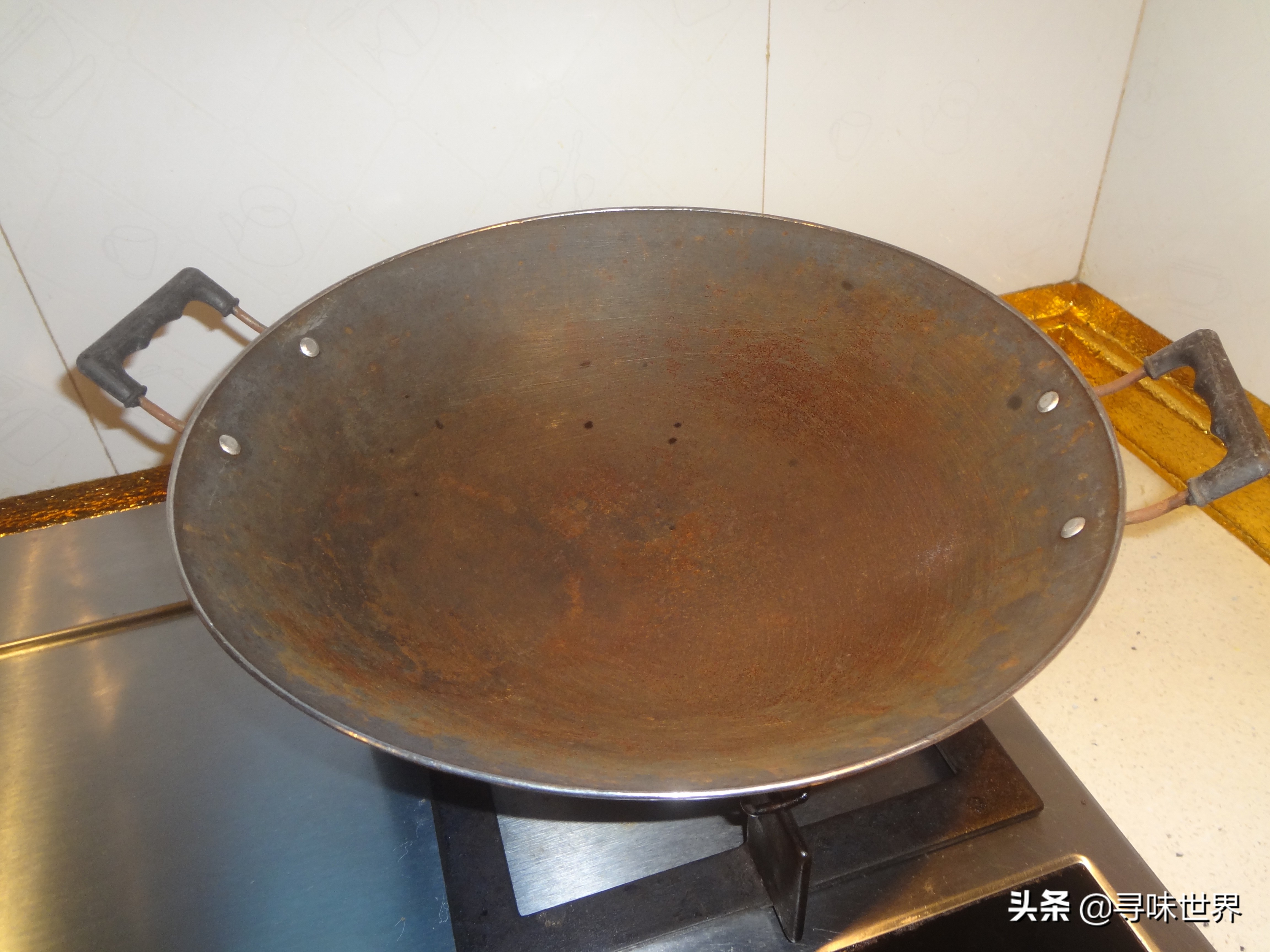 防止食物粘鍋，記住不要先放油和撒鹽，教你小技巧，鐵鍋煎魚不粘
