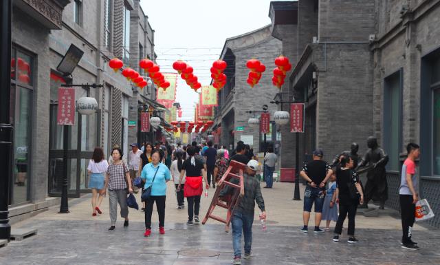 北京前门大街，游客人山人海，全聚德等多家老字号最抢眼