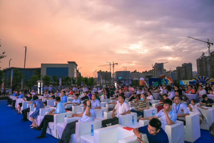 赣电贵府啤酒龙虾节开幕