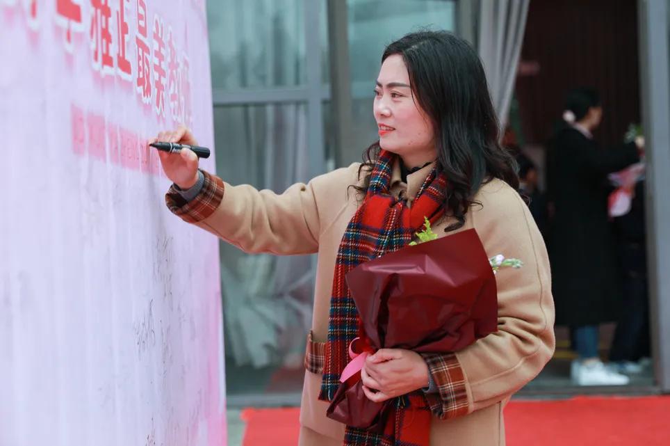 老师，您笑起来真好看——记双流区金桥小学“三八”妇女节活动