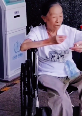 75岁张少华病逝，住院照曝光，双鼻插管手腕有淤青瘦成皮包骨