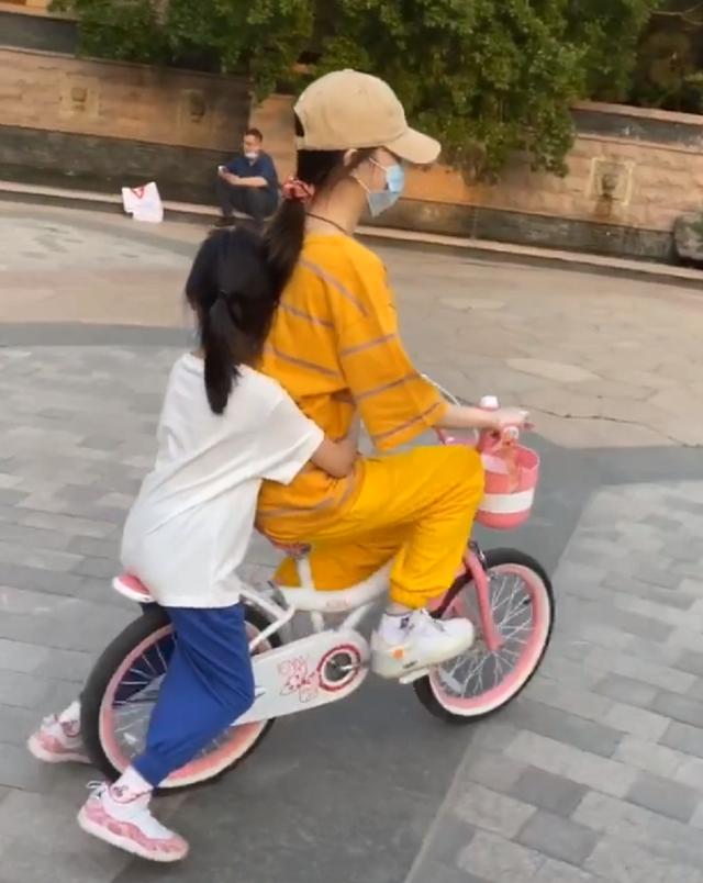 助理晒李小璐母女互动日常！网友却表示心疼，她大方回应：太能忍