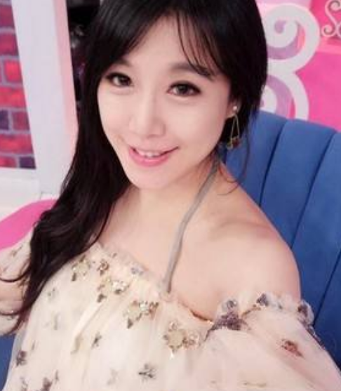 熊孩子？女星换衣过程被女儿全程拍下！传上网