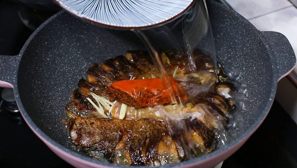 图片[9]-大厨教你葱香鱼火锅，做法简单，鱼肉鲜香入味，实在太好吃了-起舞食谱网