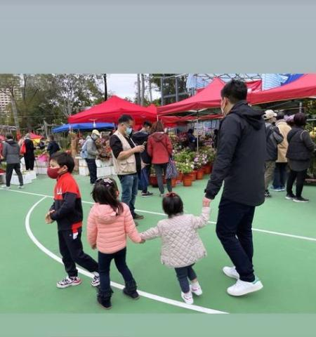 郭晶晶攜夫貼春聯，穿3年前舊衣擋不住高貴氣，三個娃眉眼都像媽