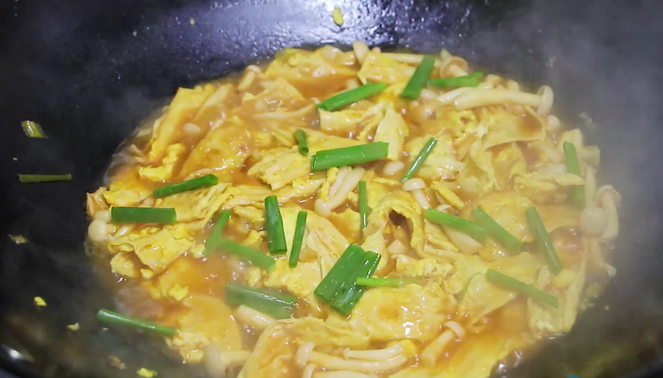 最近很火的腐竹新做法，腐竹里打入2個雞蛋，出鍋一刻饞壞全家人