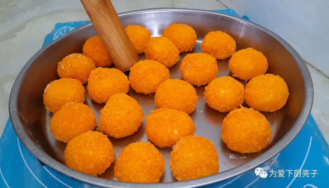 自制南瓜丸子的做法，锅里一炸，出锅不发硬不吸油，全家都抢着吃