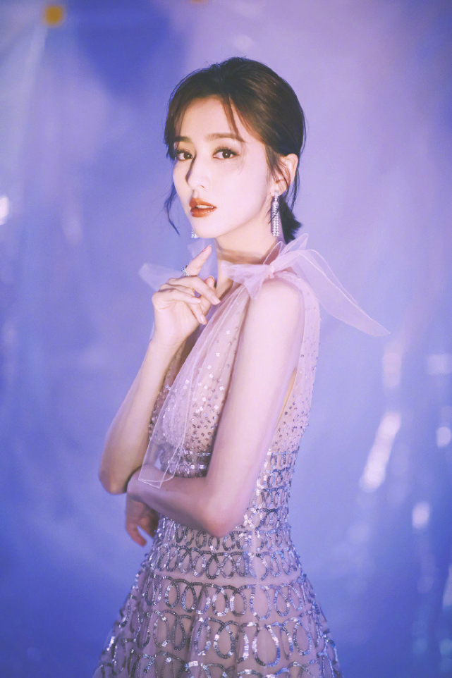 佟丽娅工作获儿子探班，4岁朵朵由两保姆照顾，母子互动超有爱