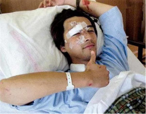 胡歌与薛佳凝时隔12年后再同框，昔日恋人笑容灿