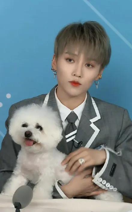 刘雨昕虞书欣上李佳琦直播间：虞书欣被赞情商