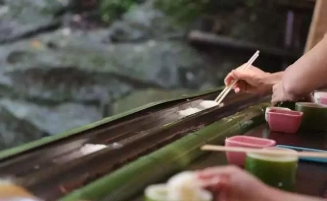 日本特色“流水素面”，吃法太奇葩，游客吃完纷纷吐槽：有点恶心