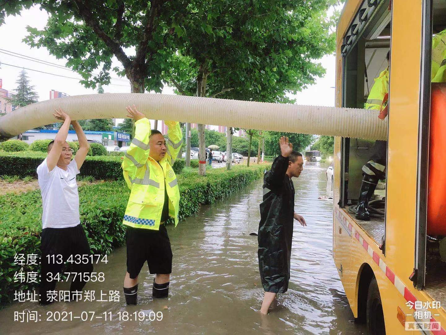 荥阳交通人暴风雨中的坚守