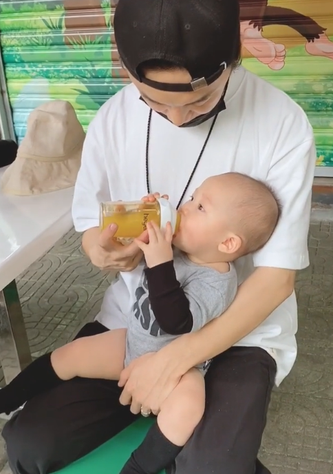 夫妻差别大！男星在家带娃黑眼圈严重显疲惫，老婆身材曼妙状态佳
