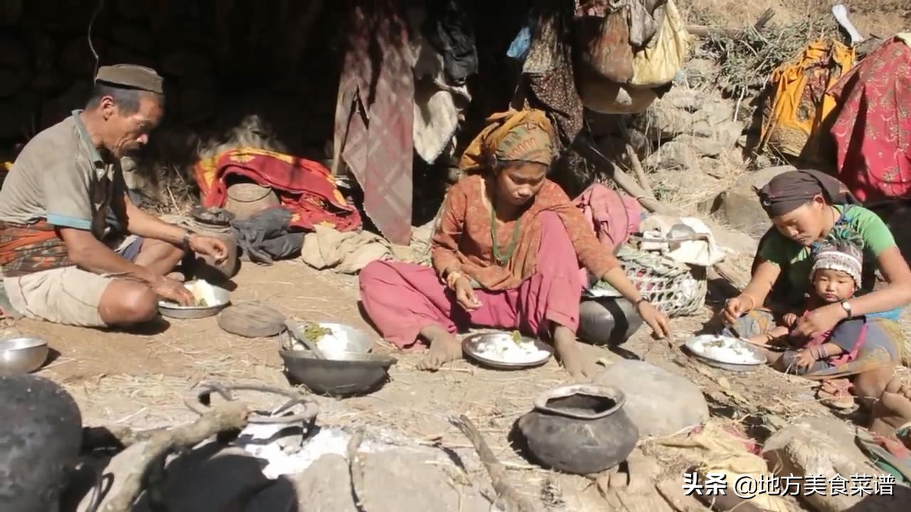 尼泊尔山区穷人家来客人，主人煮一锅大米饭，用牛肉干煮青菜招待