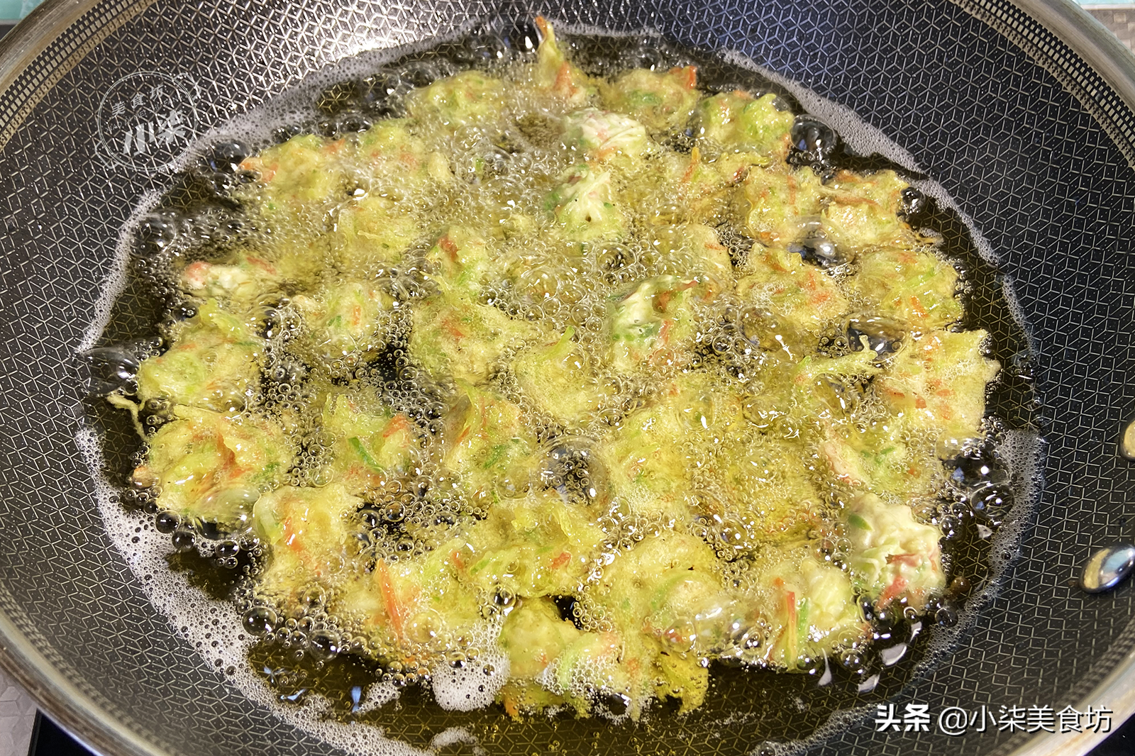 炸蘿蔔丸子不加一滴水，老式做法，丸子外酥裡軟，放10天也不硬