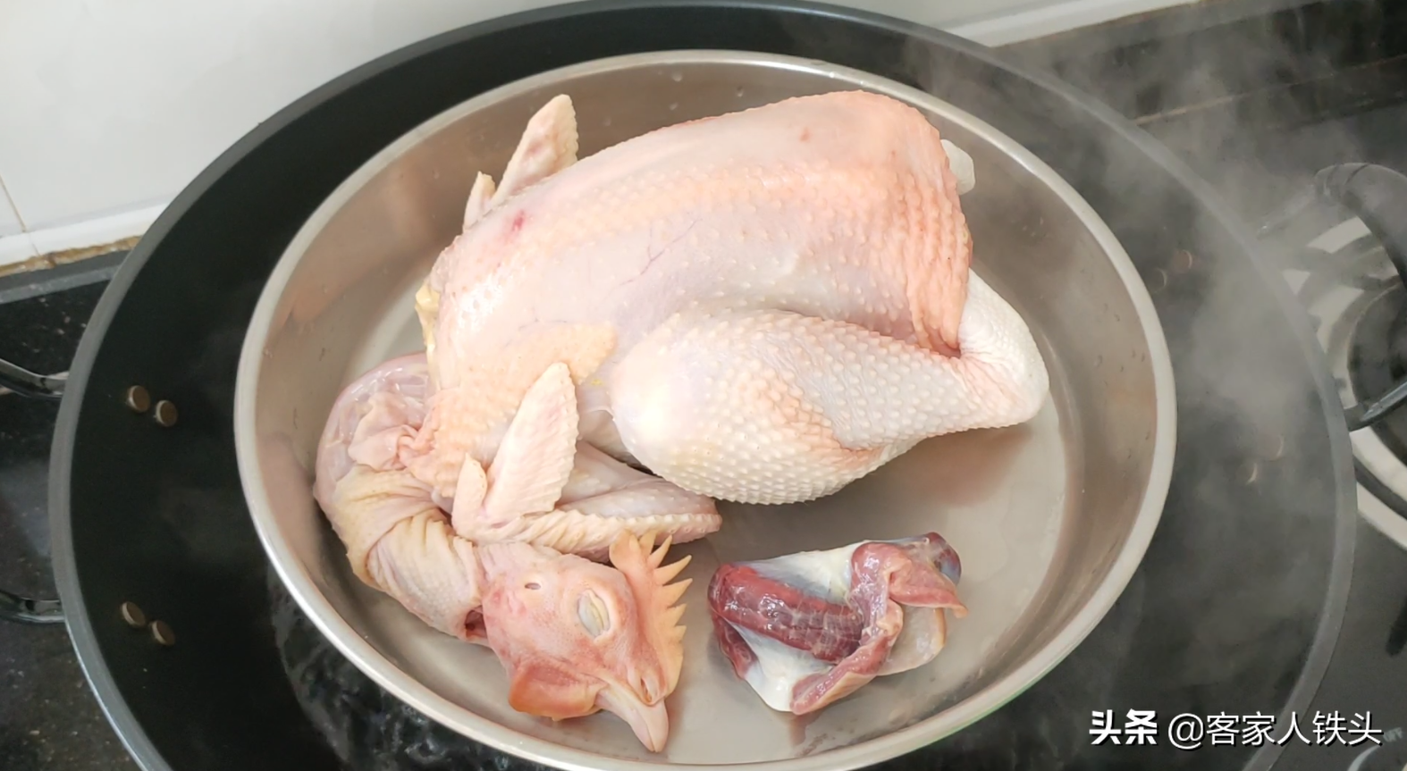 年夜飯雞肉怎樣吃？ 教你廣式白切雞正確做法，配2種蘸料爽滑味美