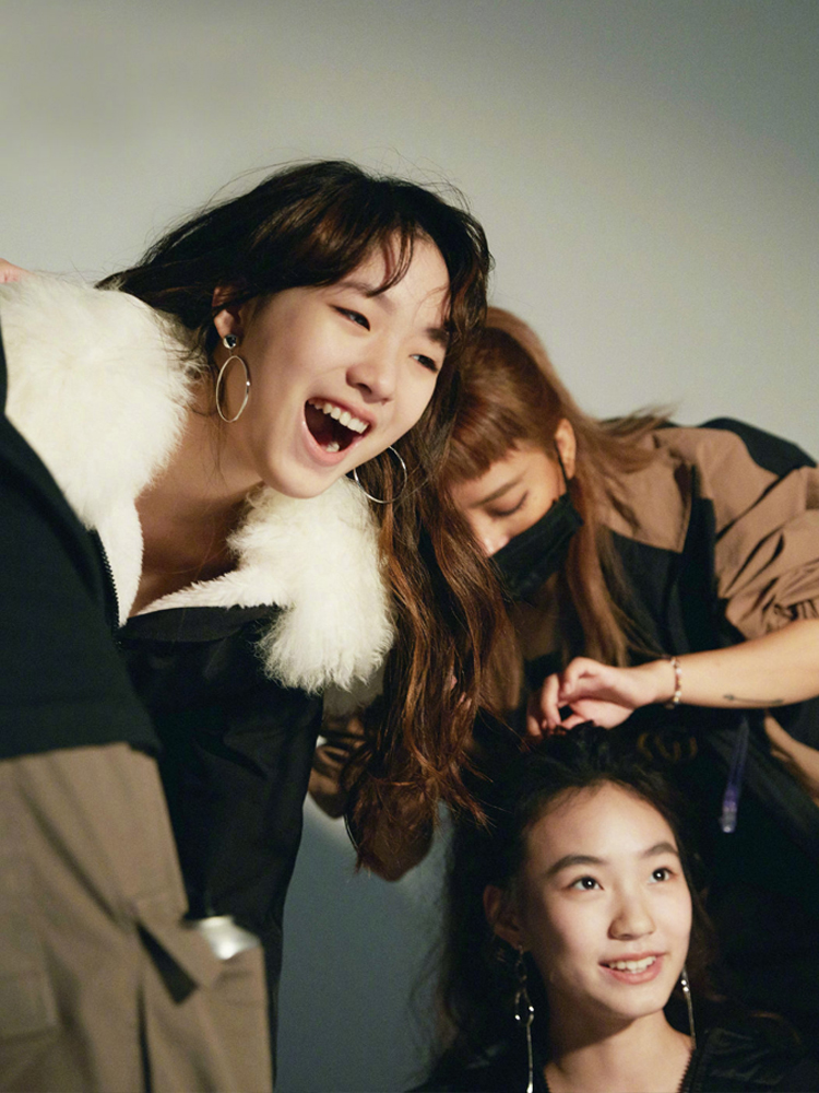 小S二女兒終於被發現！ 高顏值配大長腿確實驚艷，一家子超模範兒