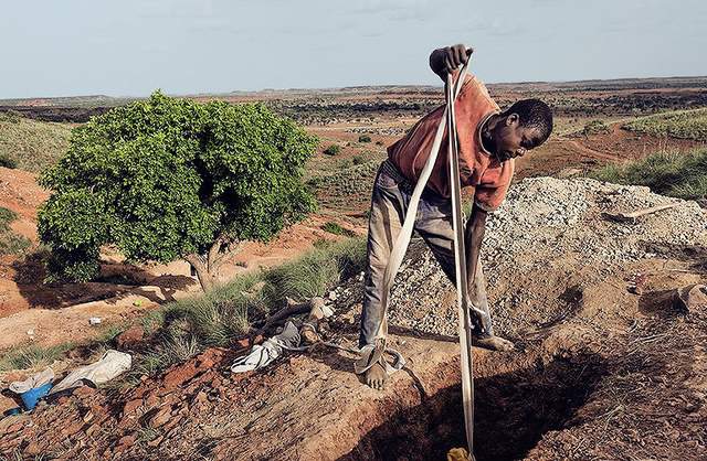 非洲土地异常肥沃，非洲黑人却忍饥挨饿，只是因为非洲黑人懒惰？