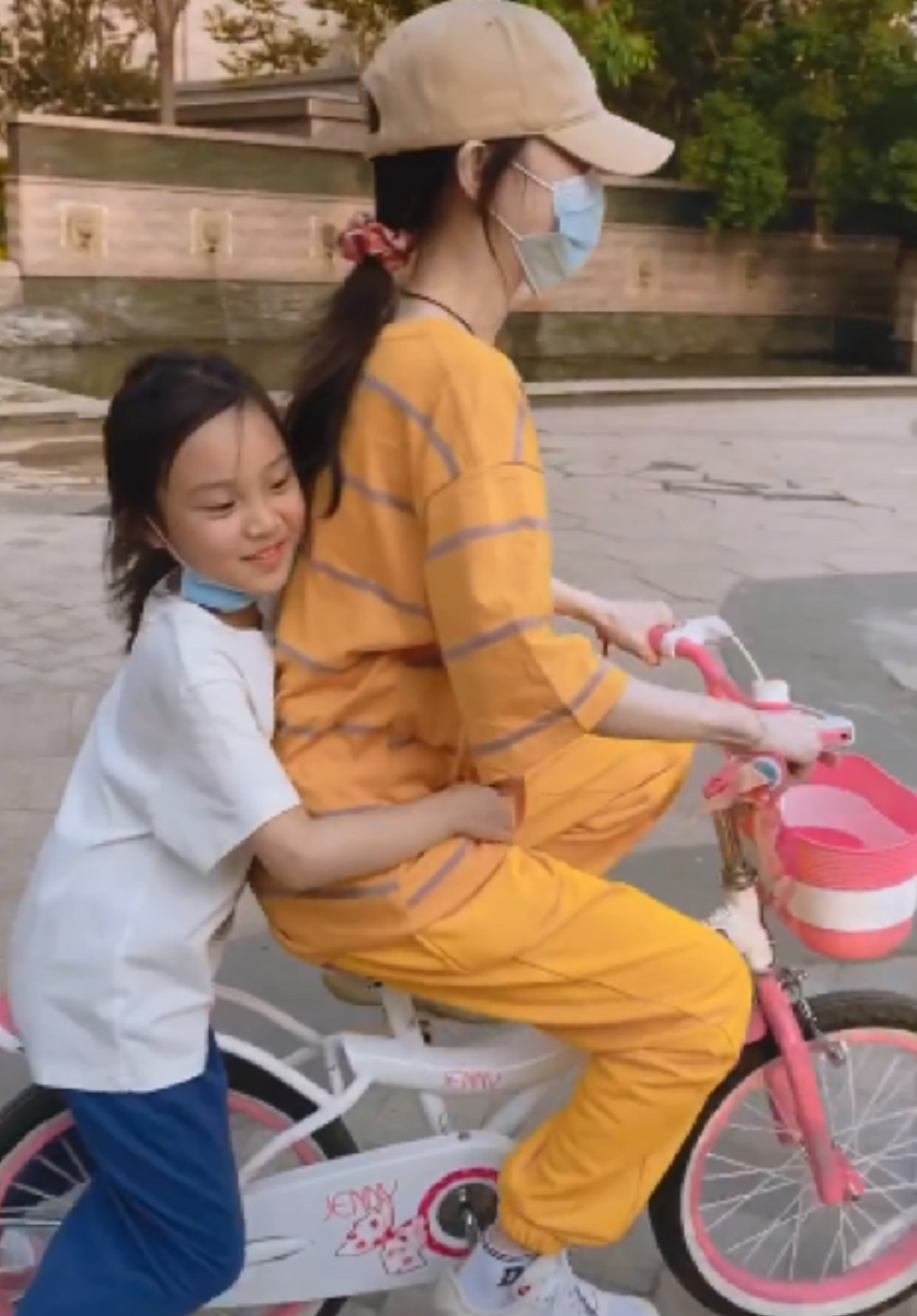 李小璐和甜馨沙灘邊玩耍，穿吊帶秀傲人上圍，女兒身高直逼其肩頭