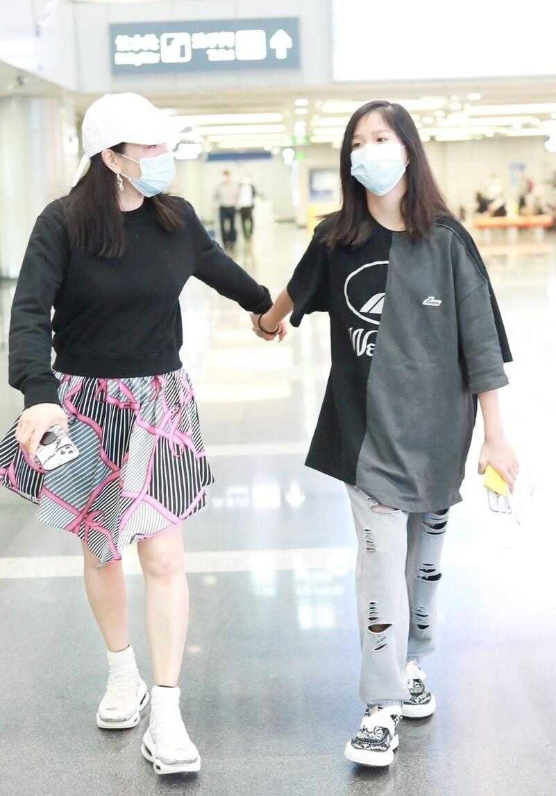 50岁钟丽缇又作妖了，穿卫衣配少女裙好减龄，比女儿还洋气