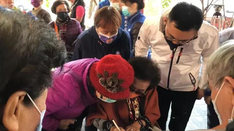 反萊豬連署點遭巡警關切，江啟臣怒：民進黨連�公投�都不讓？