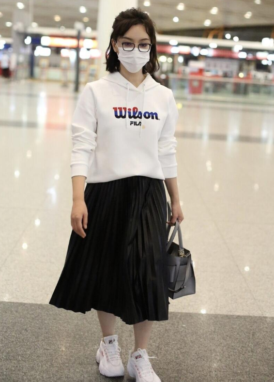 陈数的优雅感有多美？黑白配造型简单却显年轻