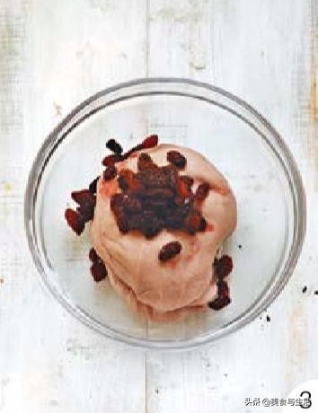 The bread that red wine makes, in bake when send out the wine that give is sweet, make a person honest cannot help