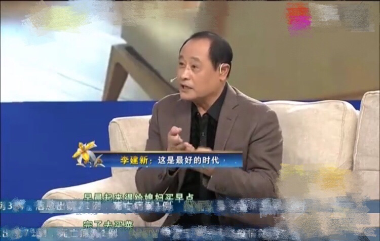 老戏骨“荀彧”露面，头秃一大块手上表几十万，豪宅庭院花草遍布
