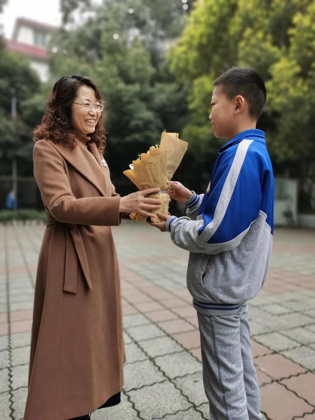 春风十里 不如有您——记成都高新区中和小学主题升旗仪式