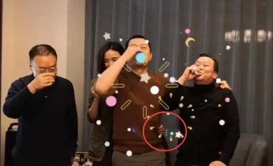 49岁李亚鹏与超模女友秀恩爱，不惧19岁年龄差，亲密像连体婴