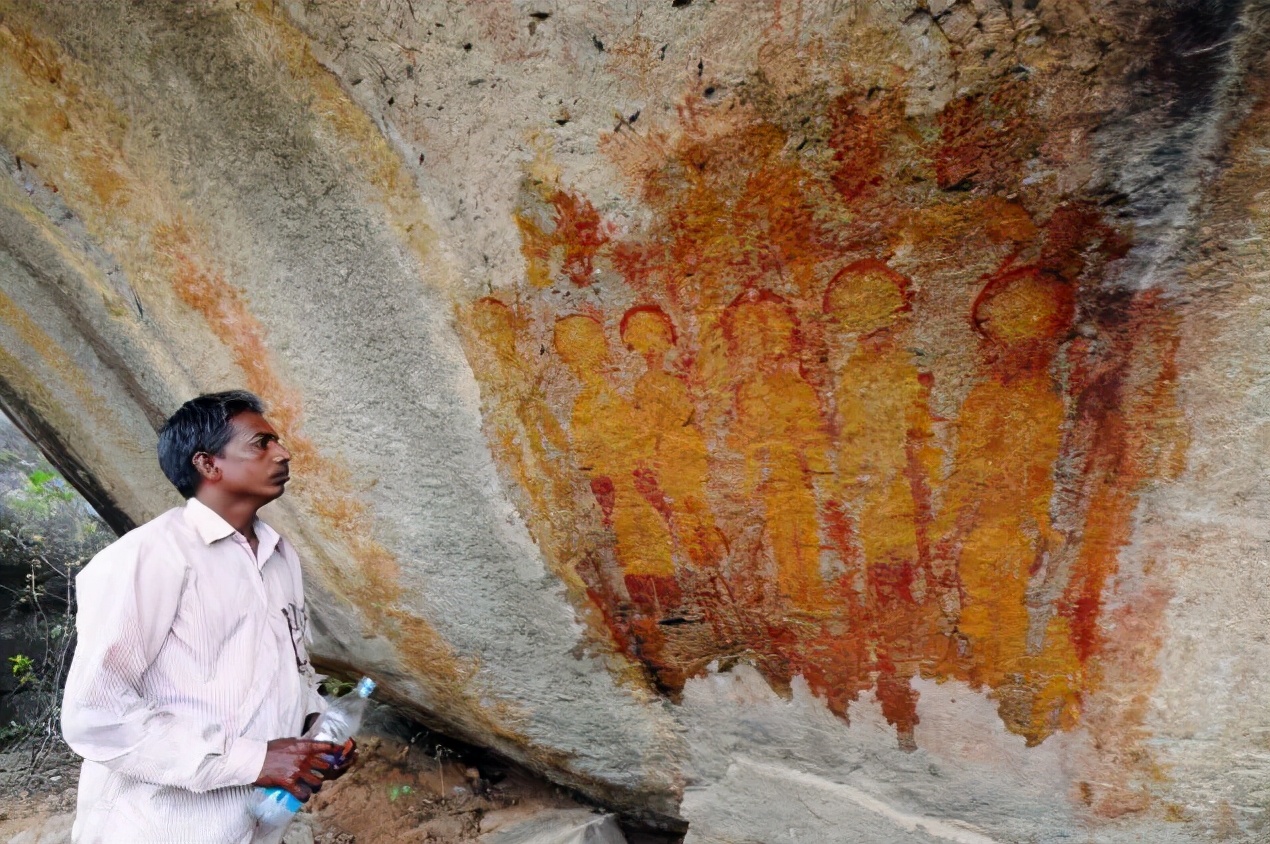 印度發現的萬年前壁畫中，驚現外星人和UFO！他們真來過地球？