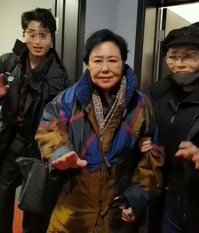 星光大道彩排曝光，朱迅小尼台下状态惹争议，斯琴高娃发福太明显